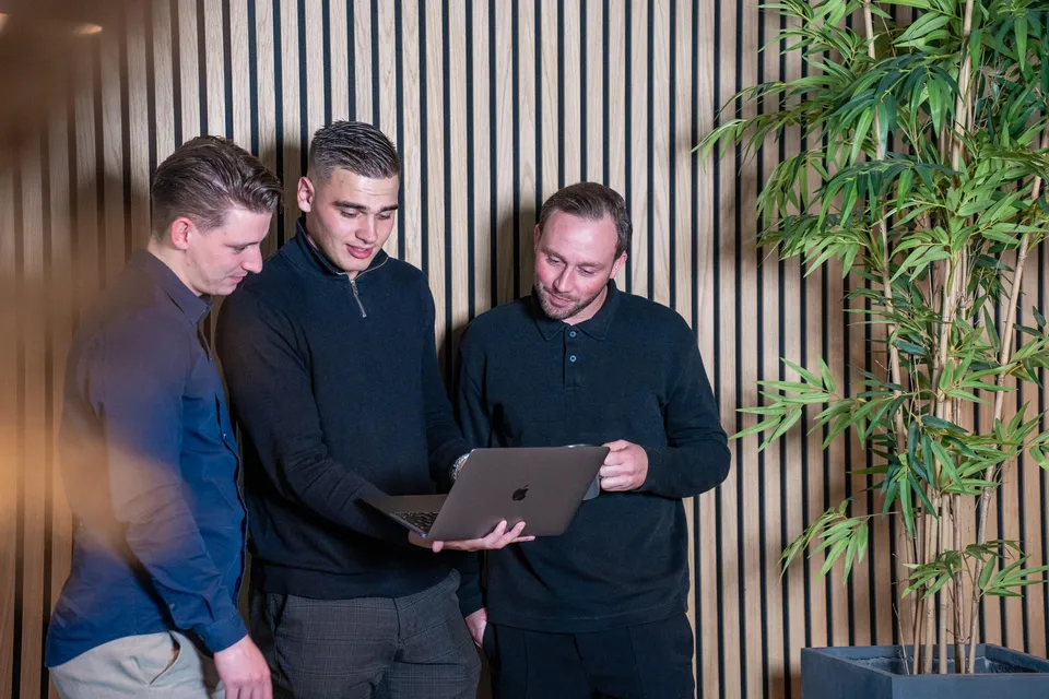 Match-day team in gesprek