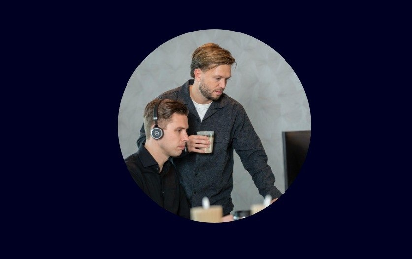 Twee Match-day-collega’s werken samen aan sales